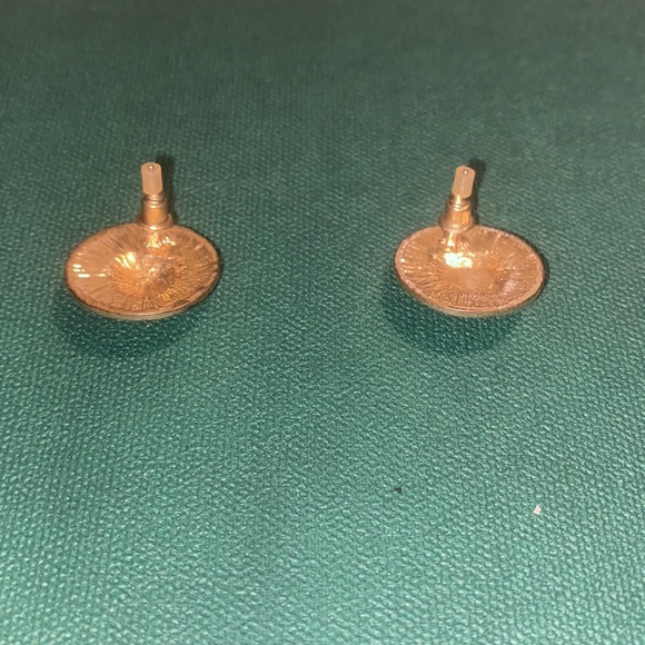 Gold and black lion earrings - Picture 4 of 6